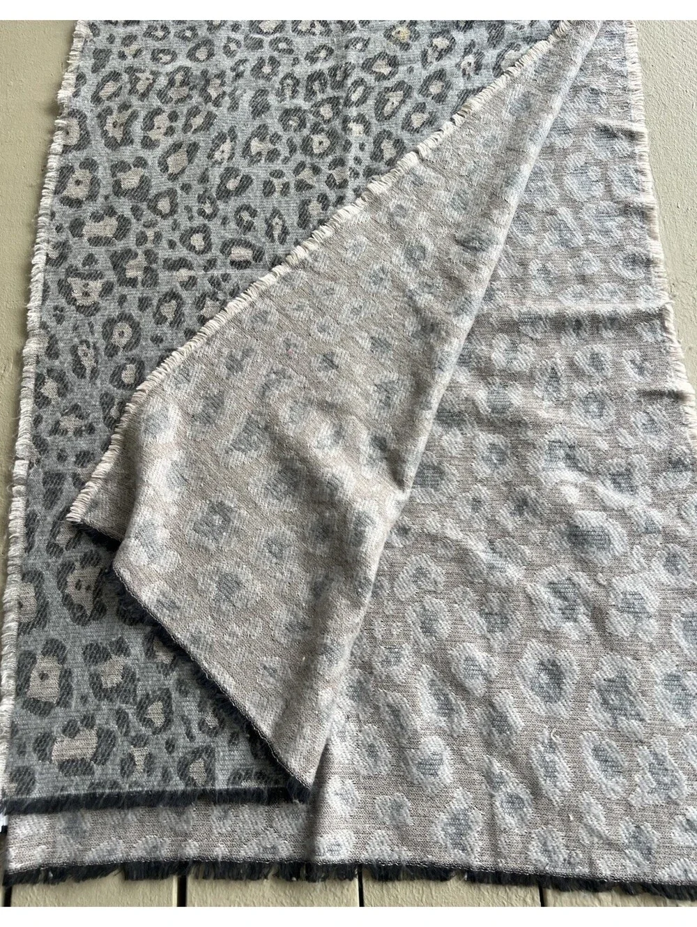 Stella & Dot Women Leopard Print  Gray Scarf One Size 26” X76”.